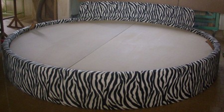 Kulatá postel zebra